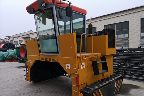 履帶式翻堆機(jī)