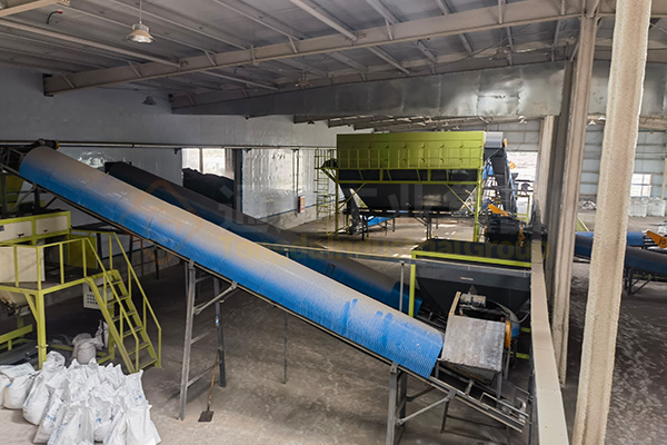 建有機肥廠解決了草原牛羊堆糞難題，牛羊糞如何進一步加工處理做成綠色有機肥料?