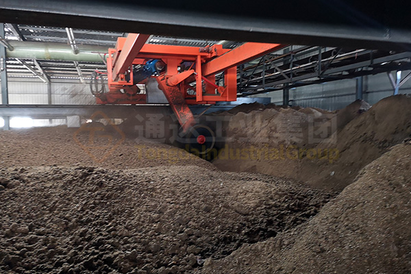  畜禽糞便發(fā)酵有機肥翻堆機，養(yǎng)殖場和有機肥料廠家的理想選擇