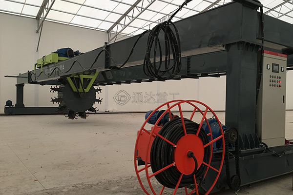 航吊葉輪輪盤式翻堆機肥料加工設(shè)備