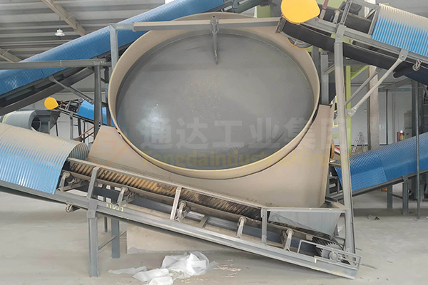 有機(jī)肥圓盤(pán)造粒機(jī)在歷史中很長(zhǎng)一段時(shí)間內(nèi)，球形顆粒造粒的主要設(shè)備，直到新型有機(jī)肥造粒機(jī)和攪齒等的出現(xiàn)，才逐漸在肥料加工生產(chǎn)線設(shè)備中利用率降低。