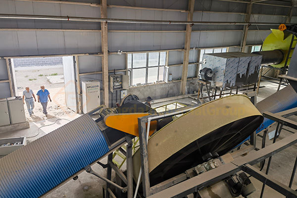 中藥藥渣制造有機(jī)肥設(shè)備配置有哪些?用藥渣原材料辦有機(jī)肥廠需要注意什么?